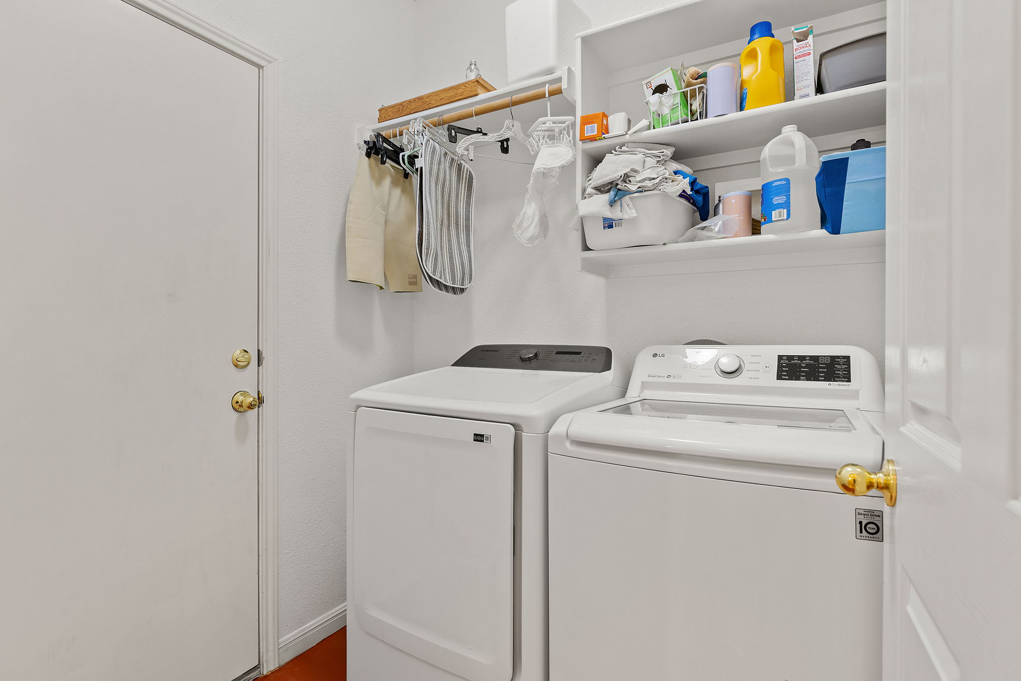 202 The Oaks Boulevard Elgin, TX 78621 - Photo 31 of 40 Laundry room featuring washer and clothes dryer and baseboards