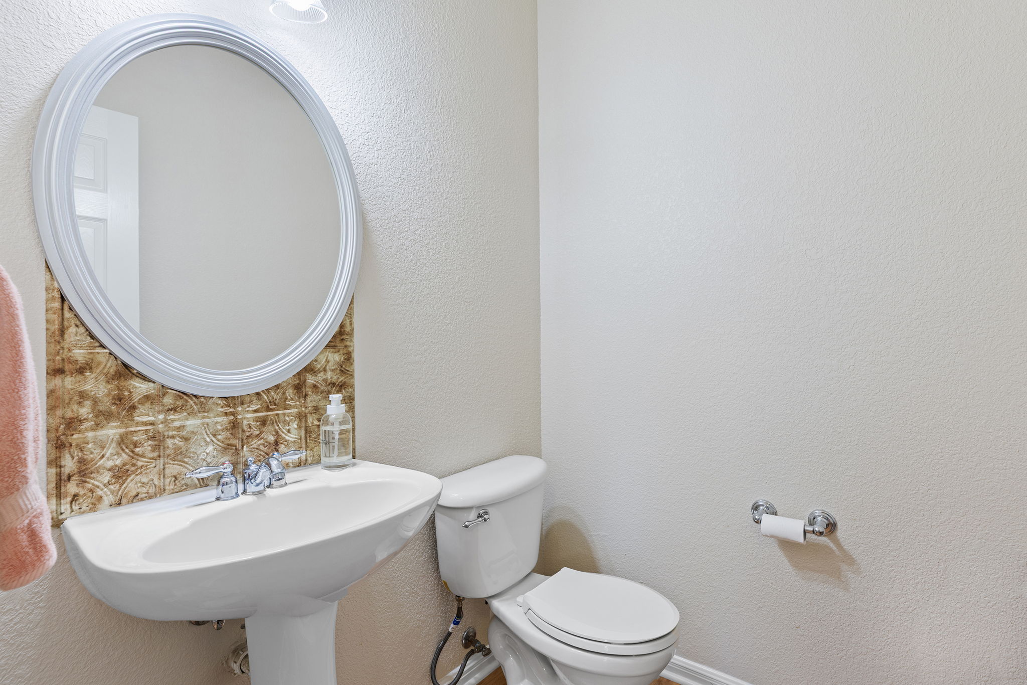 202 The Oaks Boulevard Elgin, TX 78621 - Photo 32 of 40 Half bath with a textured wall