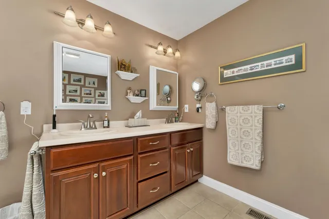 $1,195,000 | 31 Long Meadow Drive, Brentwood, NH 03833