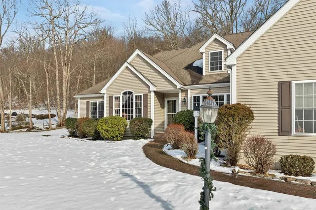 $1,195,000 | 31 Long Meadow Drive, Brentwood, NH 03833