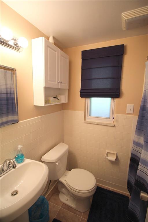 1331 Hamilton Road Castle Shannon, PA 15234 - Photo 12 of 17 Full bath on main level.