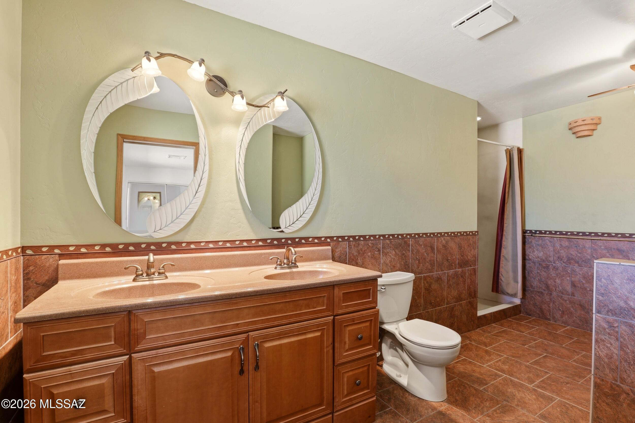 10855 West Mile Wide Road Tucson, AZ 85743 - Photo 23 of 47 Primary Bathroom