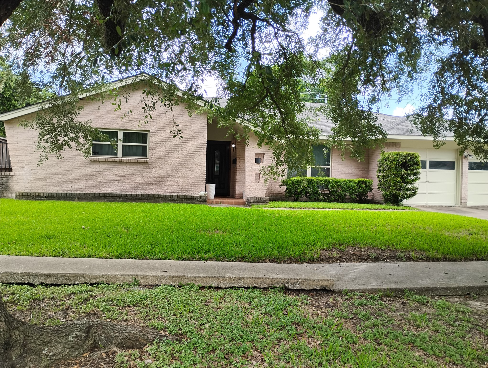5431 Grape Street Houston, TX 77096 - Photo 2 of 39