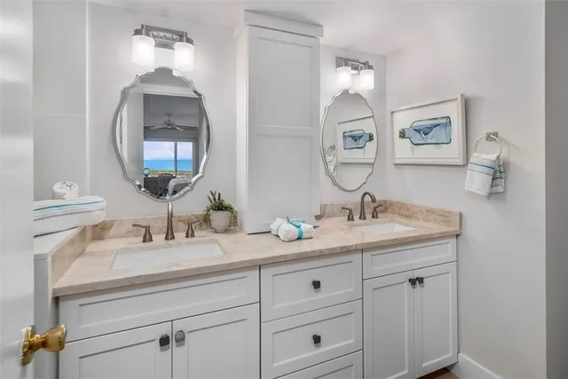 a en suite bathroom with double vanity sinks and a mirror