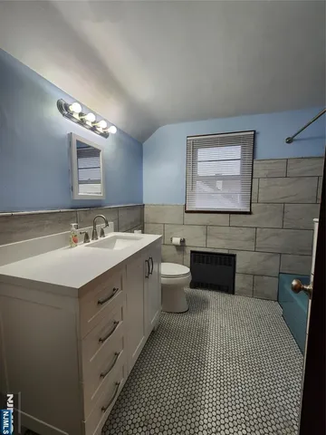 $2,075 | 60 Roosevelt Avenue, Unit 2, Lodi, NJ 07644