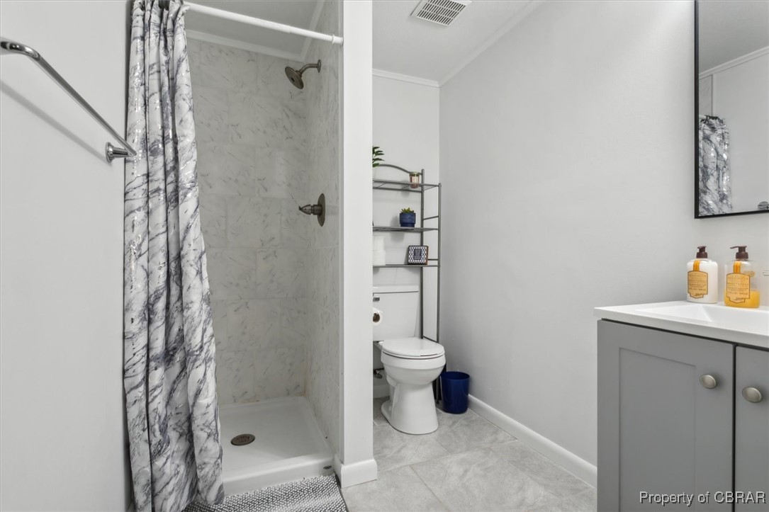 320 Leigh Road Yorktown, VA 23690 - Photo 4 of 31 Bathroom featuring crown molding, vanity, toilet, and curtained shower
