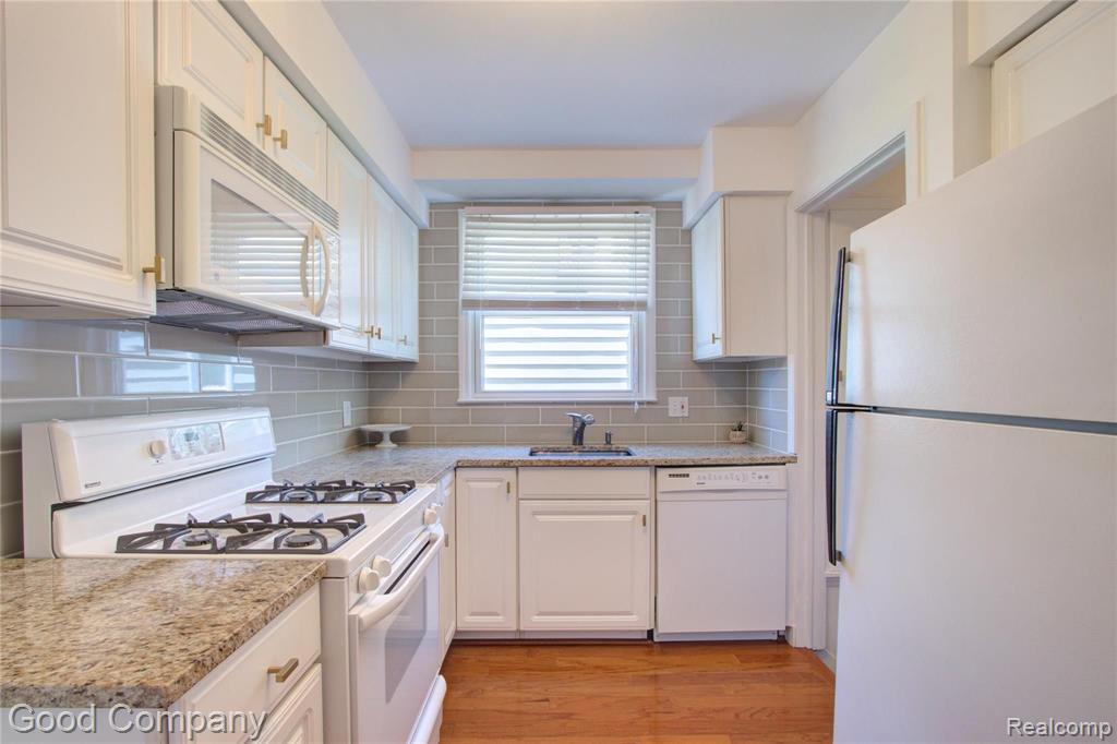 851 Cambridge Road Berkley, MI 48072 - Photo 11 of 39