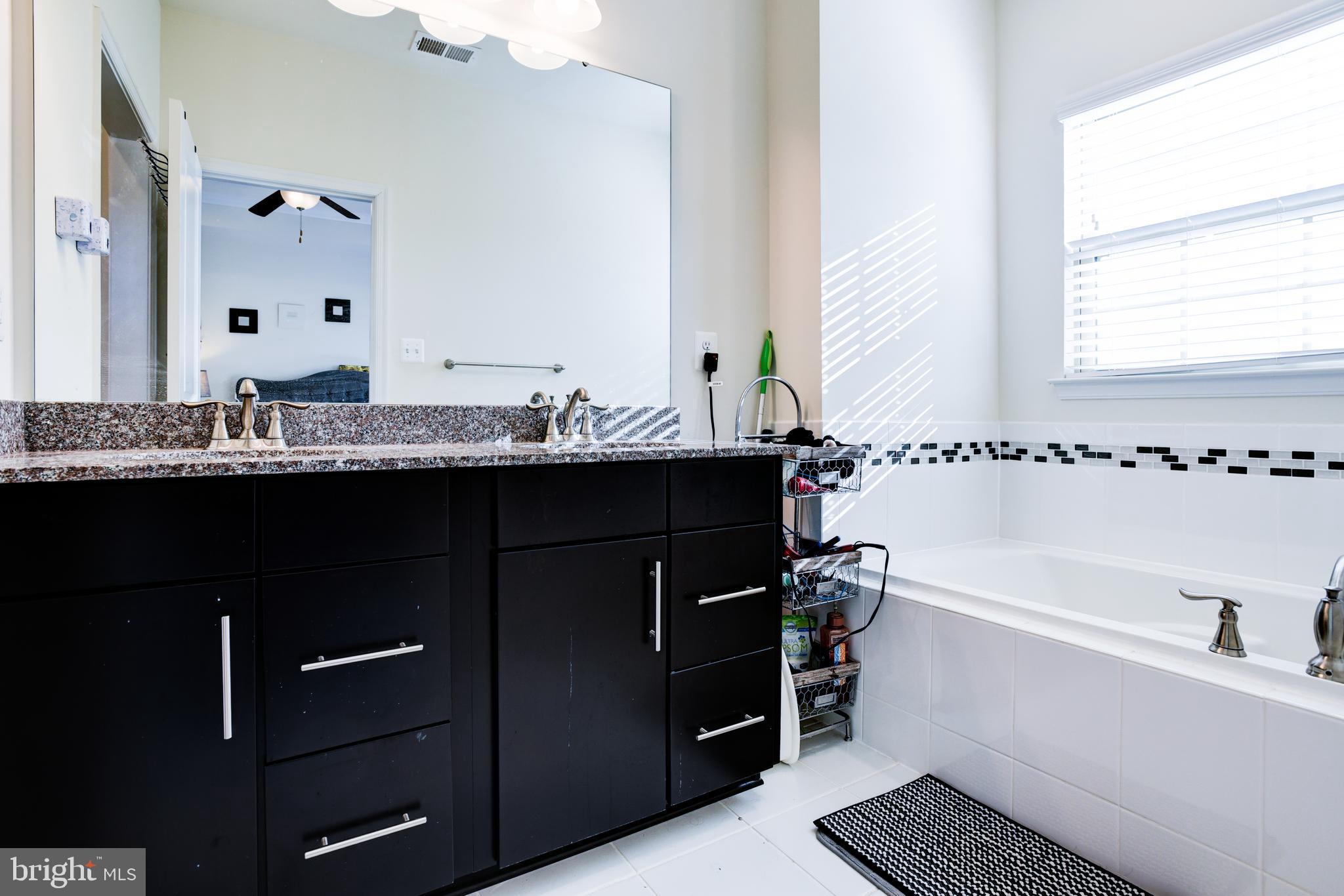 14301 Ridge View Lane Laurel, MD 20707 - Photo 20 of 41 Owner's Bathroom