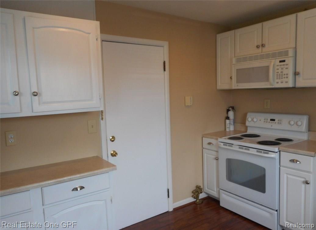 638 Cadieux Road Grosse Pointe, MI 48230 - Photo 6 of 9 6 638 Cadieux 007.JPG