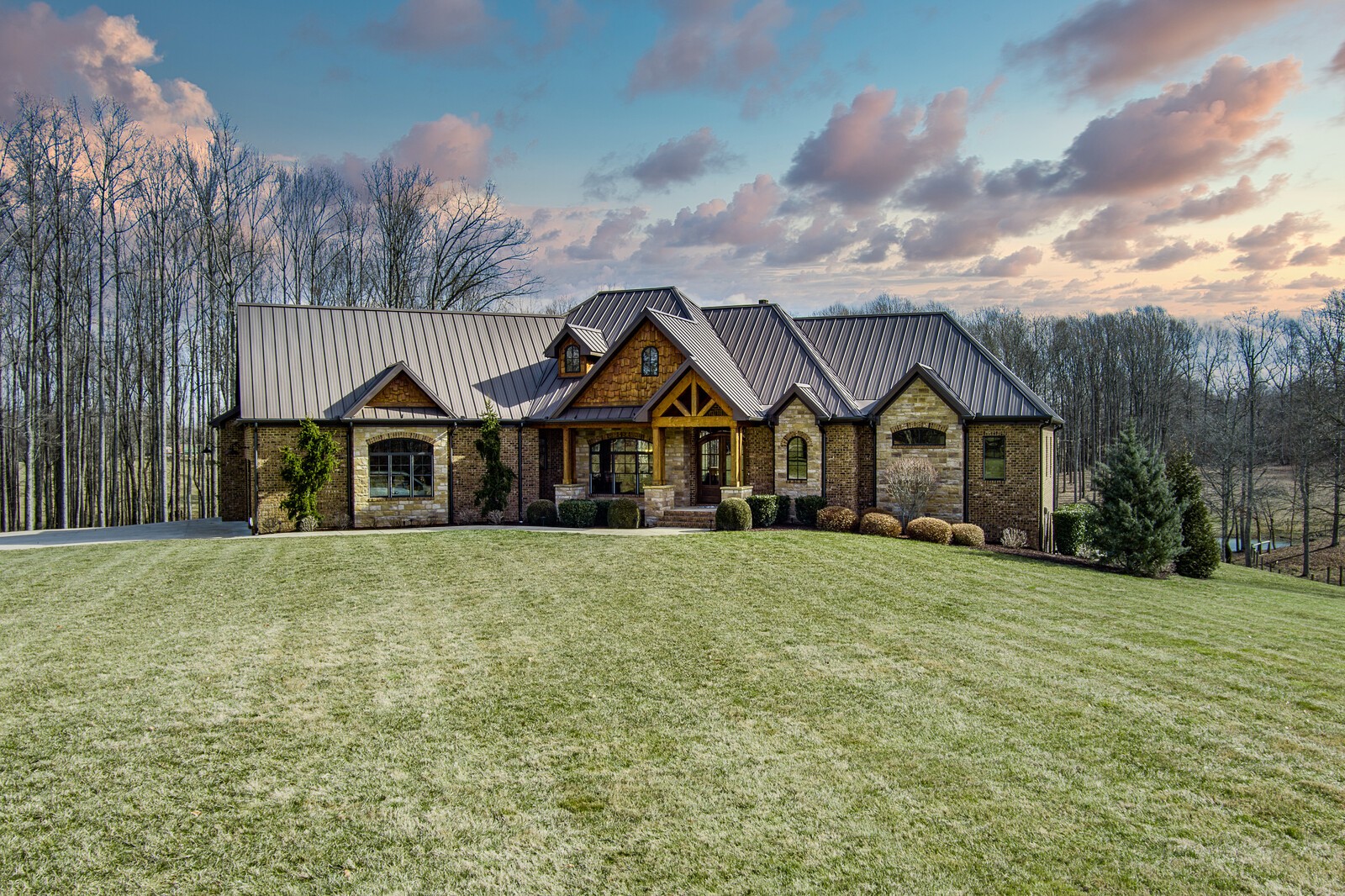 a view of an house with backyard and entertaining space