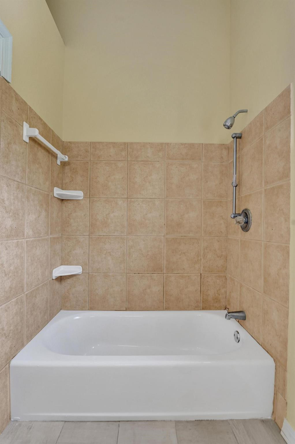 5425 Cleveland Road Delray Beach, FL 33484 - Photo 25 of 39 a bathroom with a bathtub
