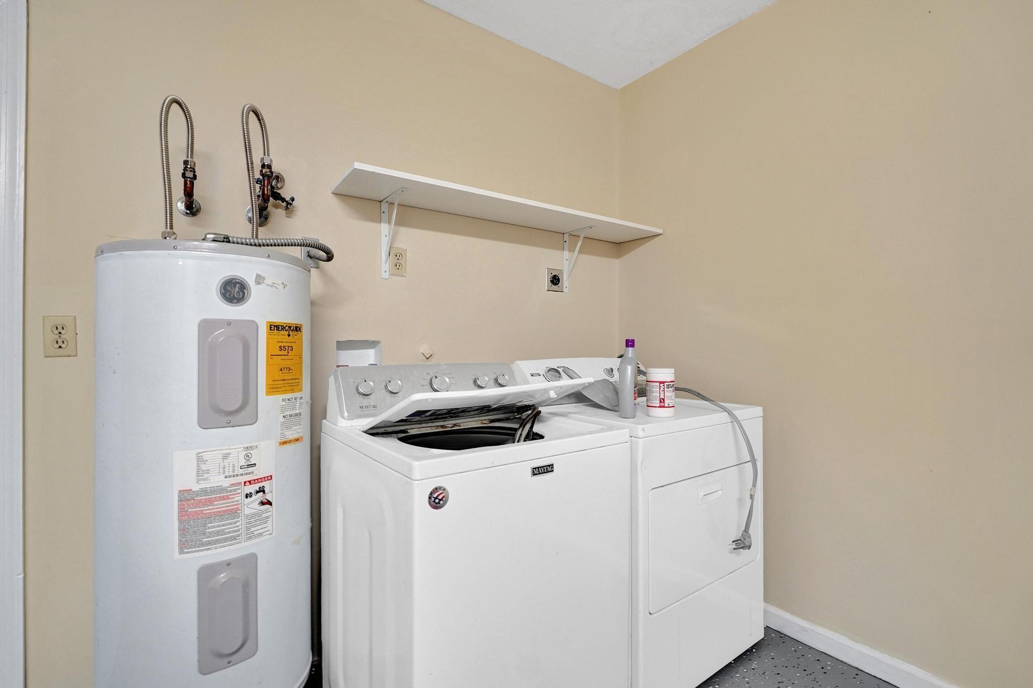 5425 Cleveland Road Delray Beach, FL 33484 - Photo 31 of 39 a utility room with dryer and washer