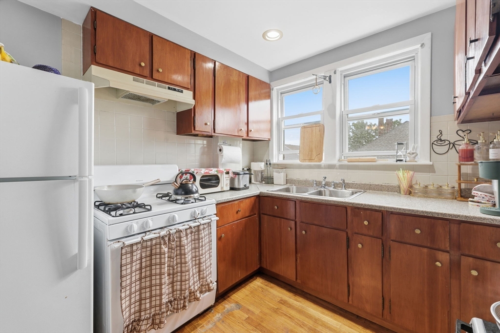 37 Eaton Street Fall River, MA 02723 - Photo 3 of 42