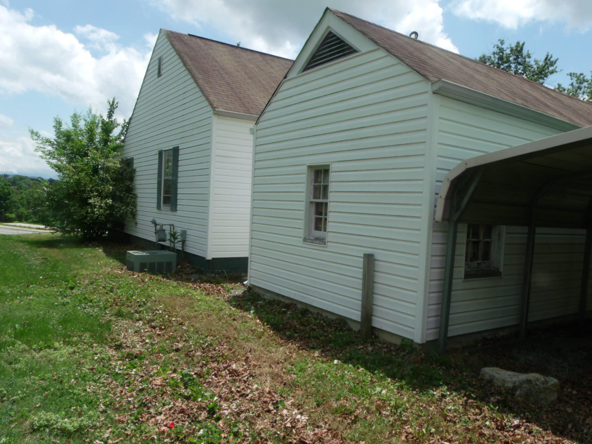 2001 Crest Road Maryville, TN 37804 - Photo 8 of 10 Rear