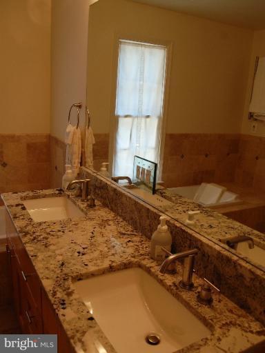 11429 Hollow Timber Way Reston, VA 20194 - Photo 15 of 30 Bath (Master)