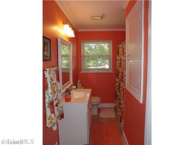 154 South County Home Road Lexington, NC 27292 - Photo 14 of 15 Bath.