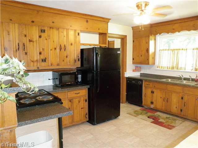 154 South County Home Road Lexington, NC 27292 - Photo 3 of 15 Kitchen.
