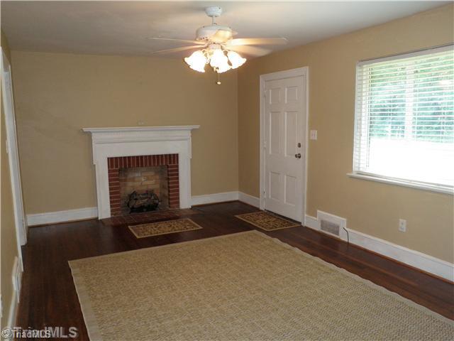 154 South County Home Road Lexington, NC 27292 - Photo 5 of 15 Living Room.