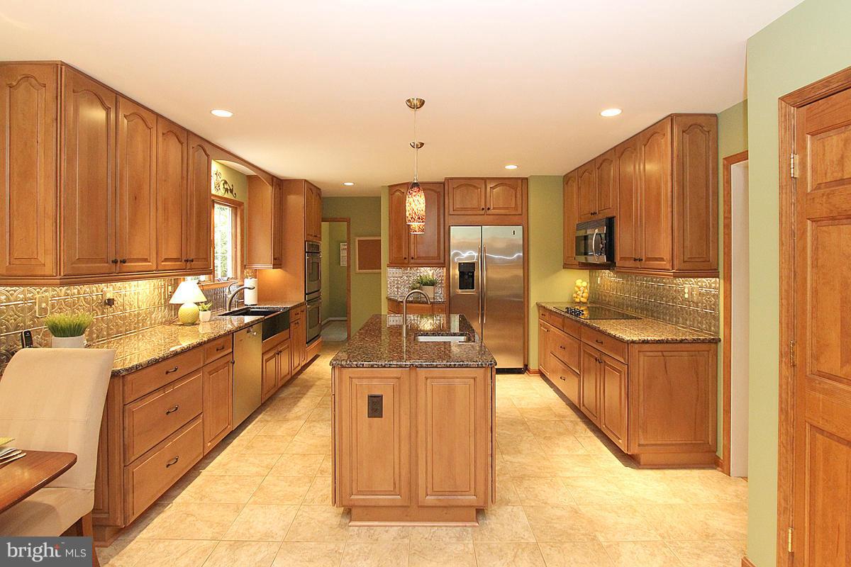 8212 Honeysuckle Road Manassas, VA 20112 - Photo 11 of 30 All The Bells and Whistles! Granite, Stainless