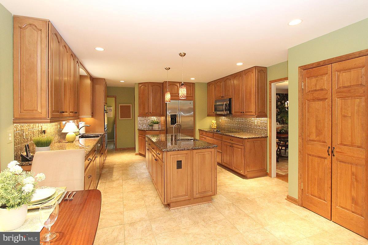 8212 Honeysuckle Road Manassas, VA 20112 - Photo 12 of 30 42" CustomCabinets and High End Appliances
