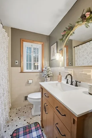 $2,500 | 33 Springdale Street, Westfield, MA 01085