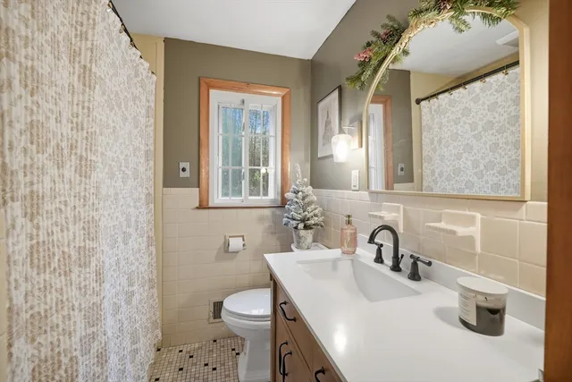 $2,500 | 33 Springdale Street, Westfield, MA 01085