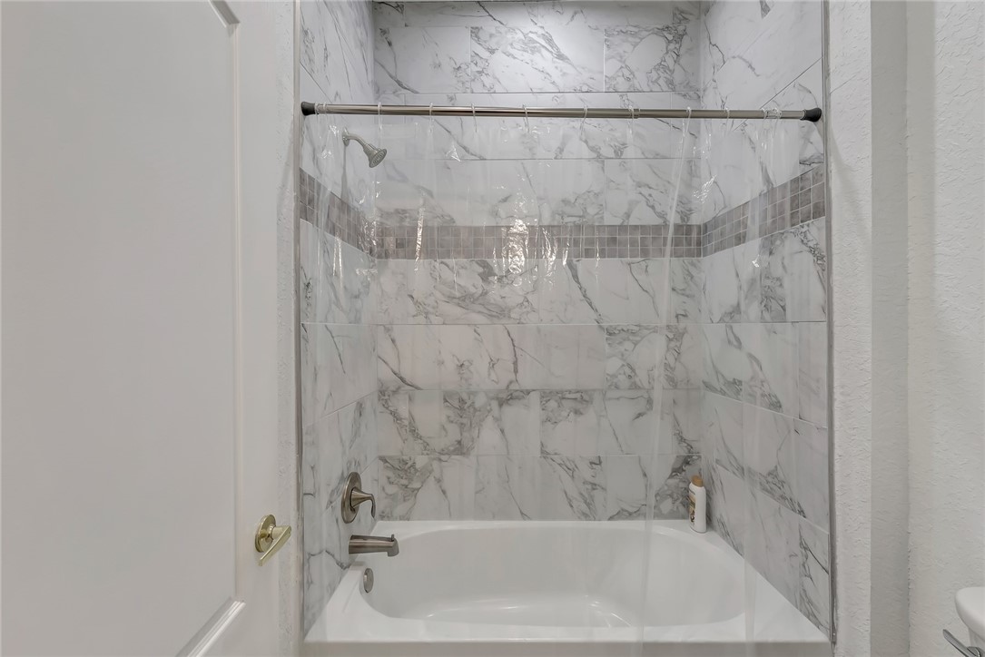 5513 Spanish River Road Fort Pierce, FL 34951 - Photo 19 of 33 a bathroom with a bathtub