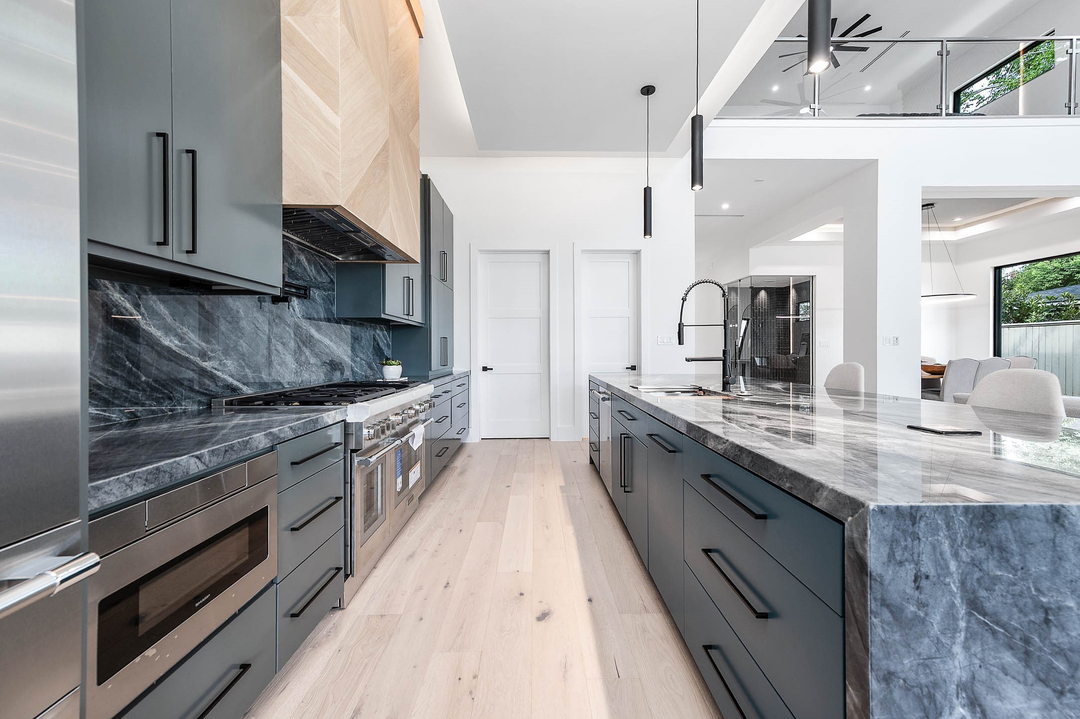 207 West 33rd Street Houston, TX 77018 - Photo 17 of 50 Custom cabinetry with soft-closing doors and drawers, offering ample storage and a seamless, high-end finish that enhances both functionality and style.