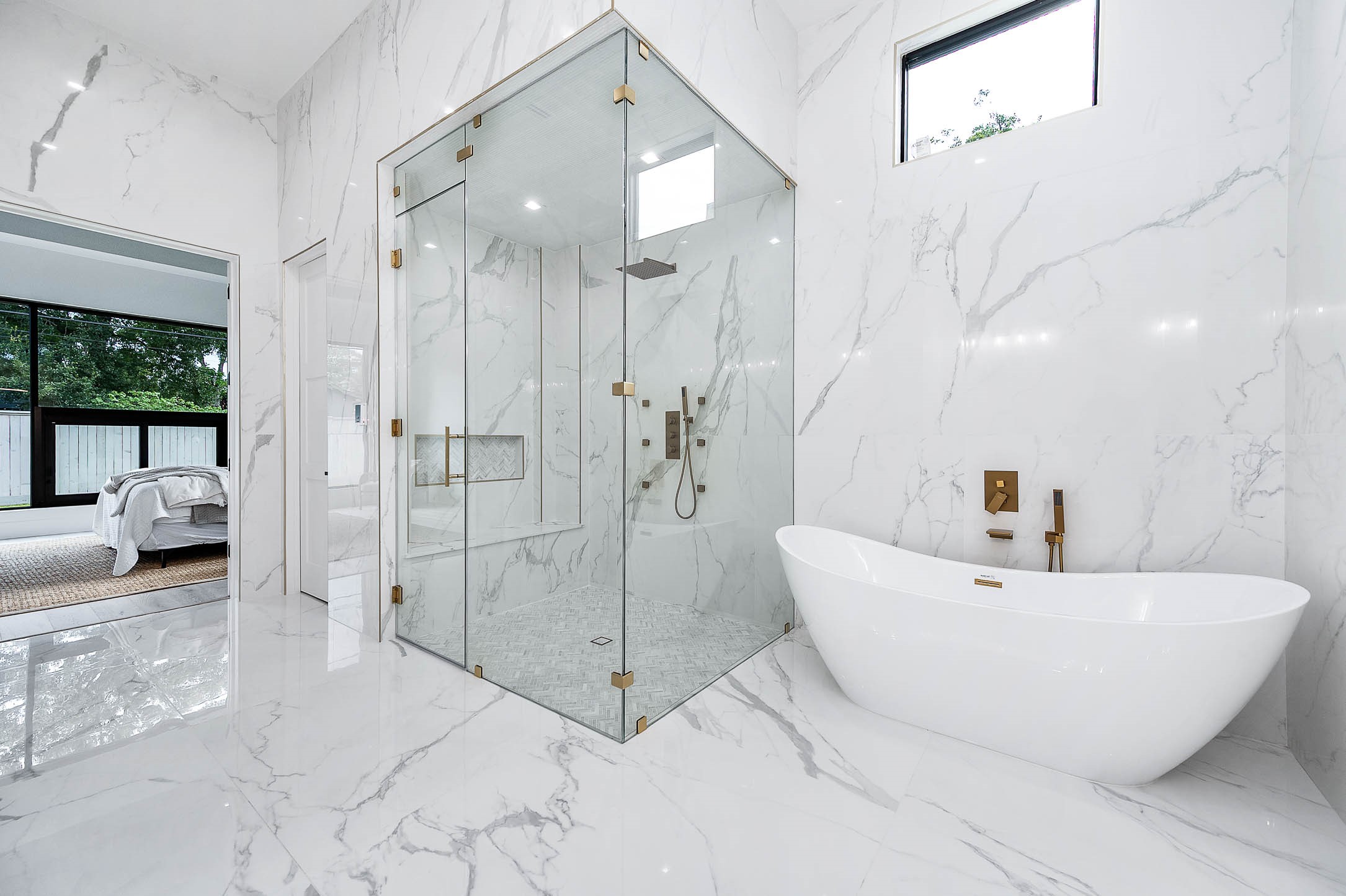 207 West 33rd Street Houston, TX 77018 - Photo 24 of 50 Primary bathroom showcasing a spacious primary shower alongside a soaking tub.