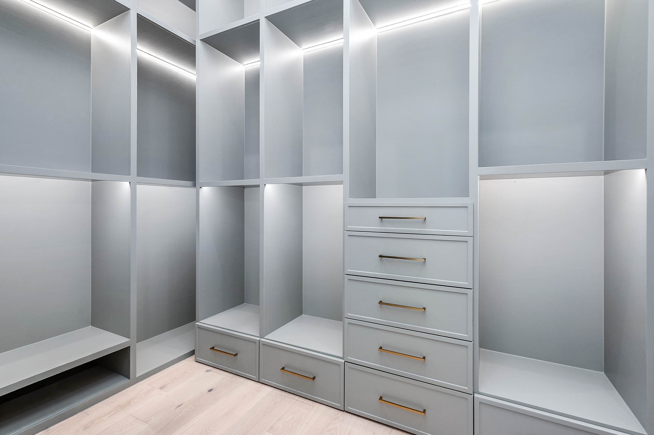 207 West 33rd Street Houston, TX 77018 - Photo 28 of 50 Walk-in closet with custom built-ins and LED-lit shelving, combining style and functionality for an organized, luxurious feel.