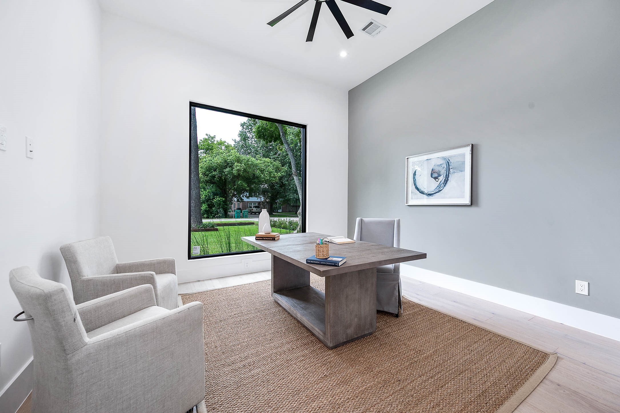 207 West 33rd Street Houston, TX 77018 - Photo 29 of 50 Versatile second master suite or office space, adaptable to your lifestyle needs with ample natural light and spacious layout.