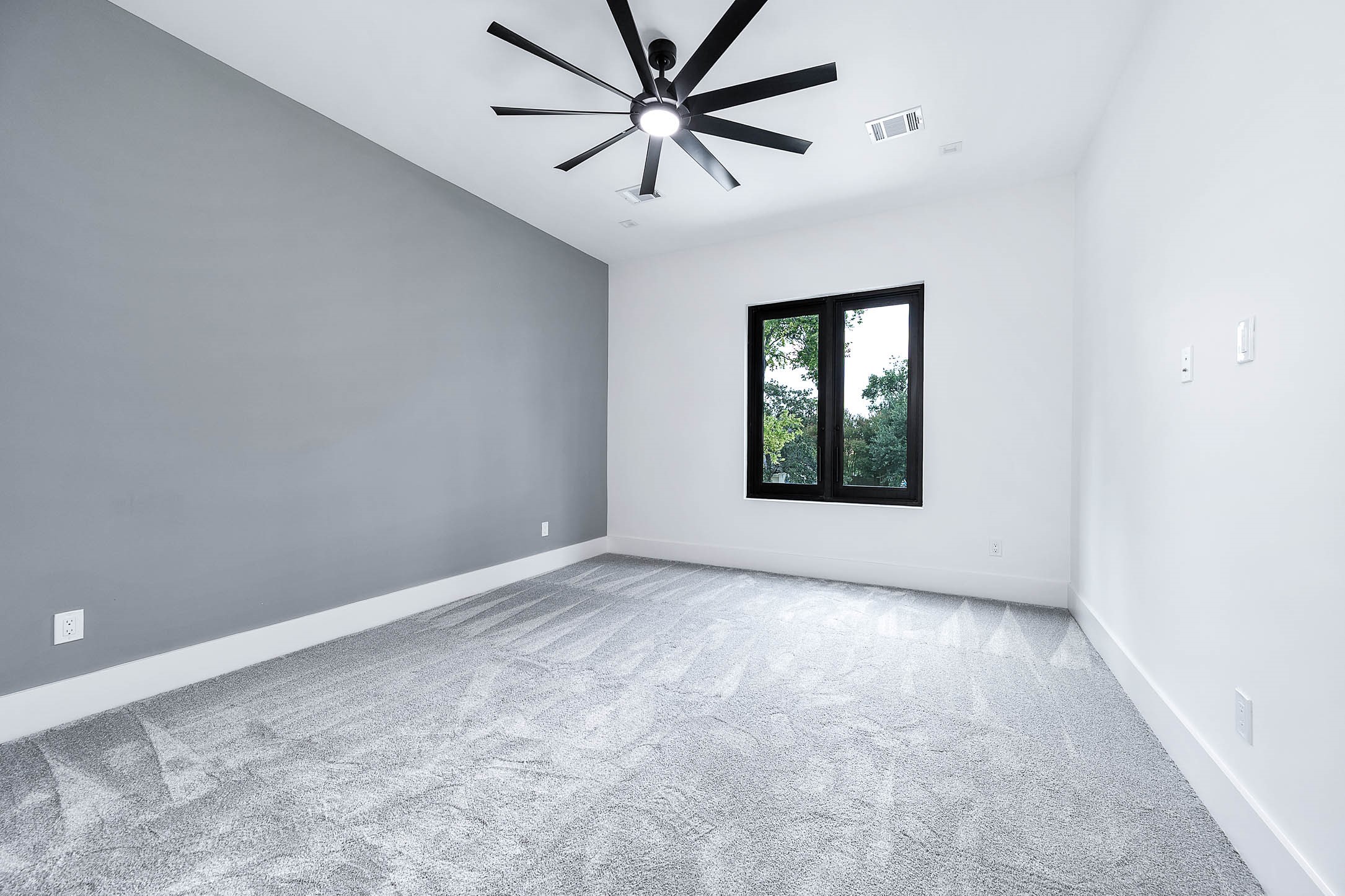 207 West 33rd Street Houston, TX 77018 - Photo 35 of 50 Third bedroom with 10-foot ceilings, ceiling fan, and plush memory foam carpet.