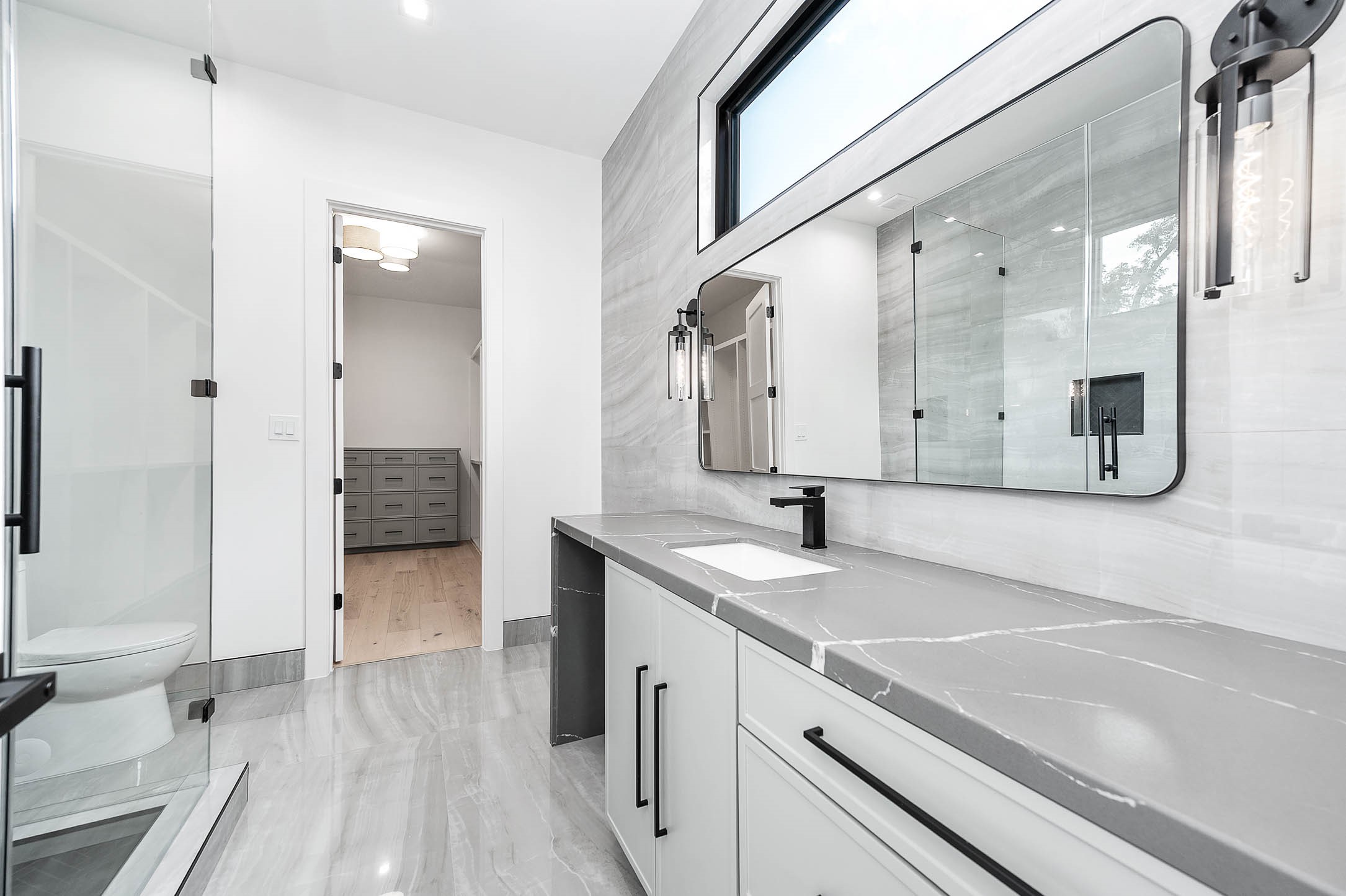 207 West 33rd Street Houston, TX 77018 - Photo 36 of 50 En suite bathroom featuring a vanity with a dedicated seating area.