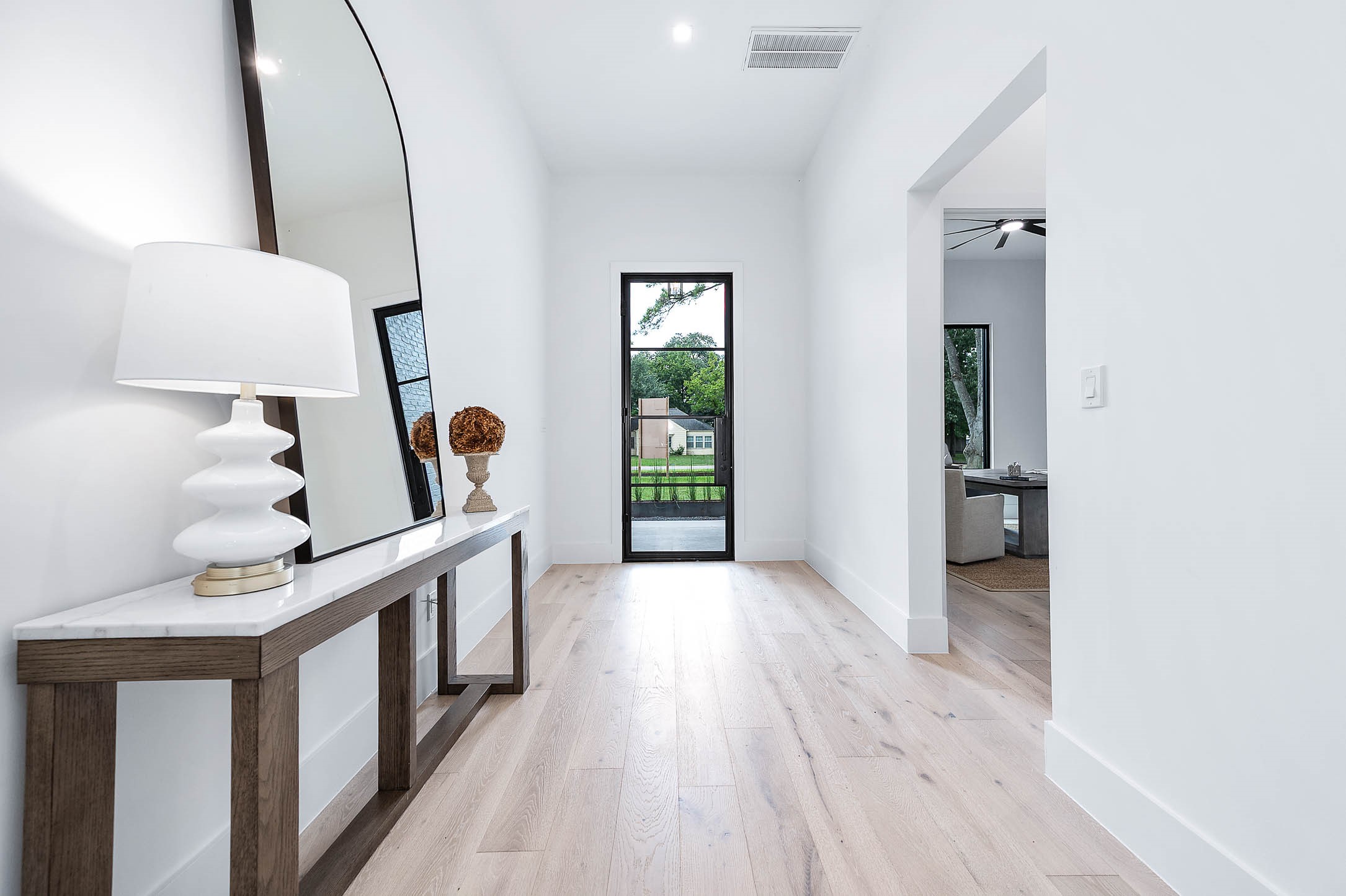 207 West 33rd Street Houston, TX 77018 - Photo 4 of 50 Grand entryway with soaring 12-foot ceilings, creating an open and welcoming atmosphere.