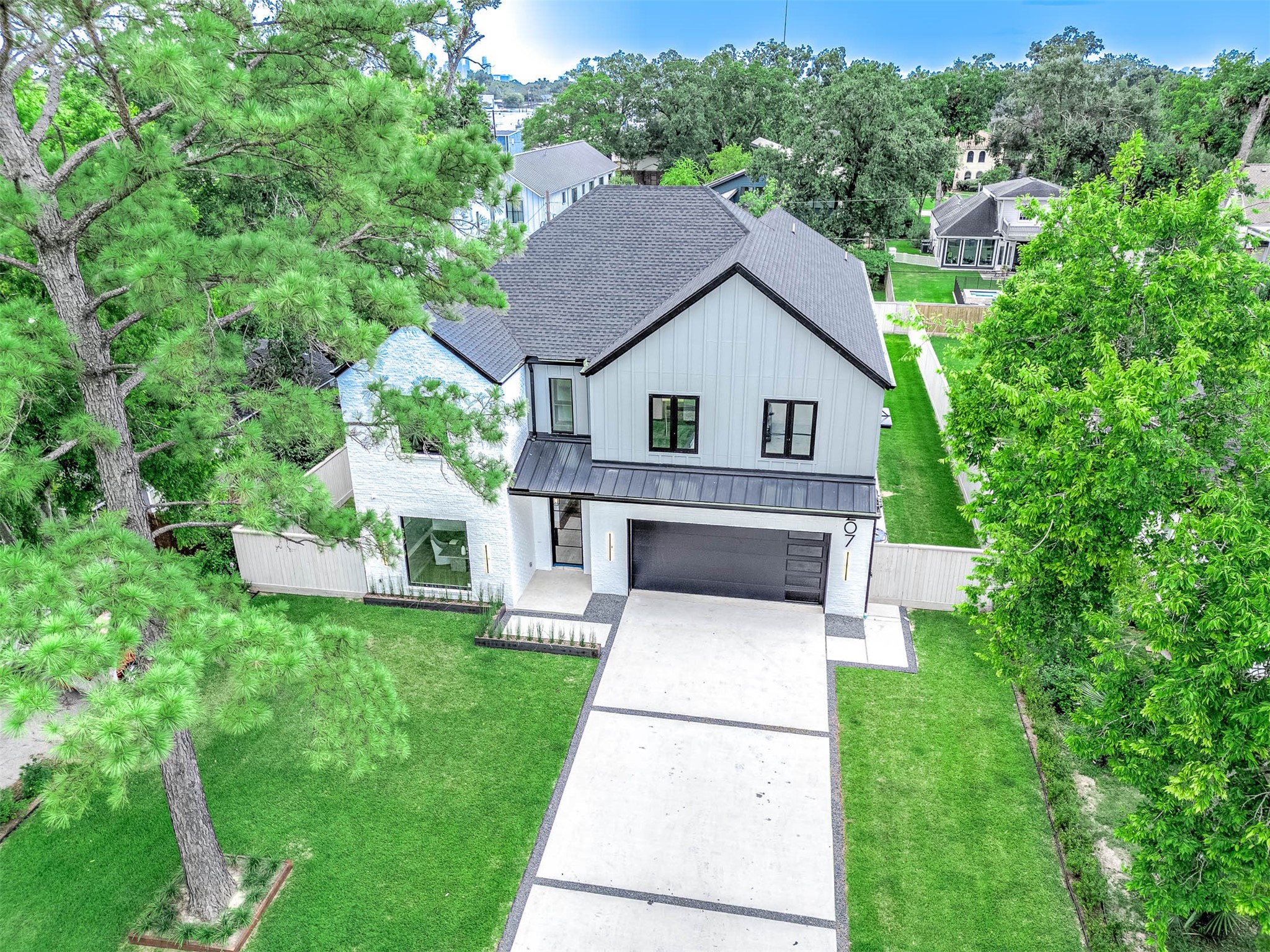 207 West 33rd Street Houston, TX 77018 - Photo 44 of 50 Pull up to your oversized driveway with parking space for up to 10 cars.