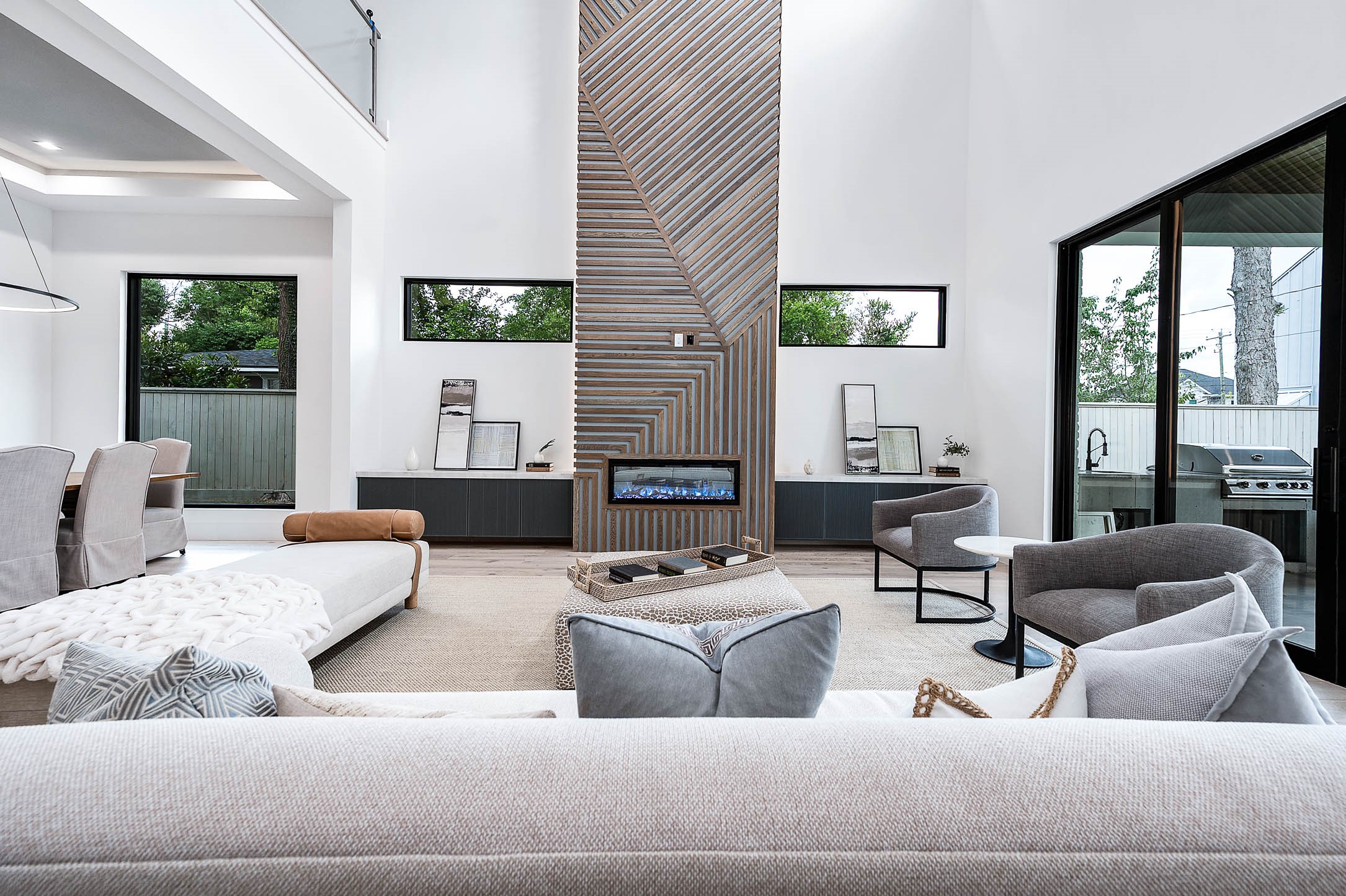 207 West 33rd Street Houston, TX 77018 - Photo 10 of 50 Large-format insulated black-framed picture windows throughout the home, enhancing natural light and modern style.
