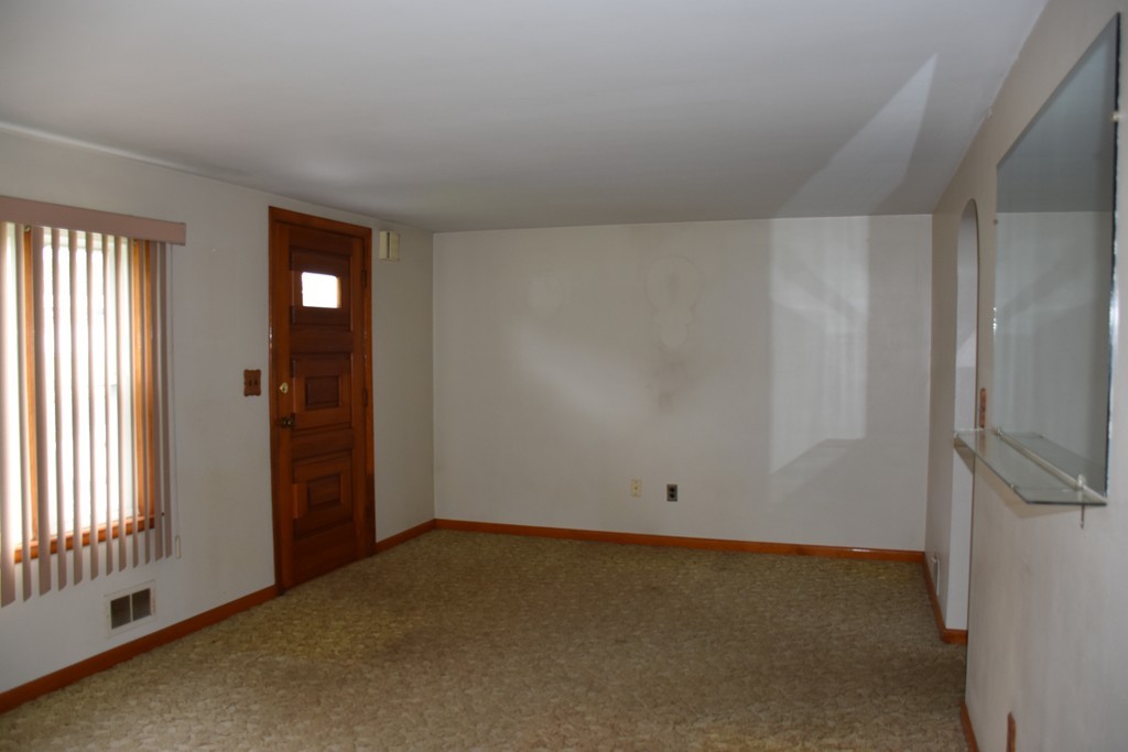 87 Worcester Road Webster, MA 01570 - Photo 4 of 20 Gallery Image 4