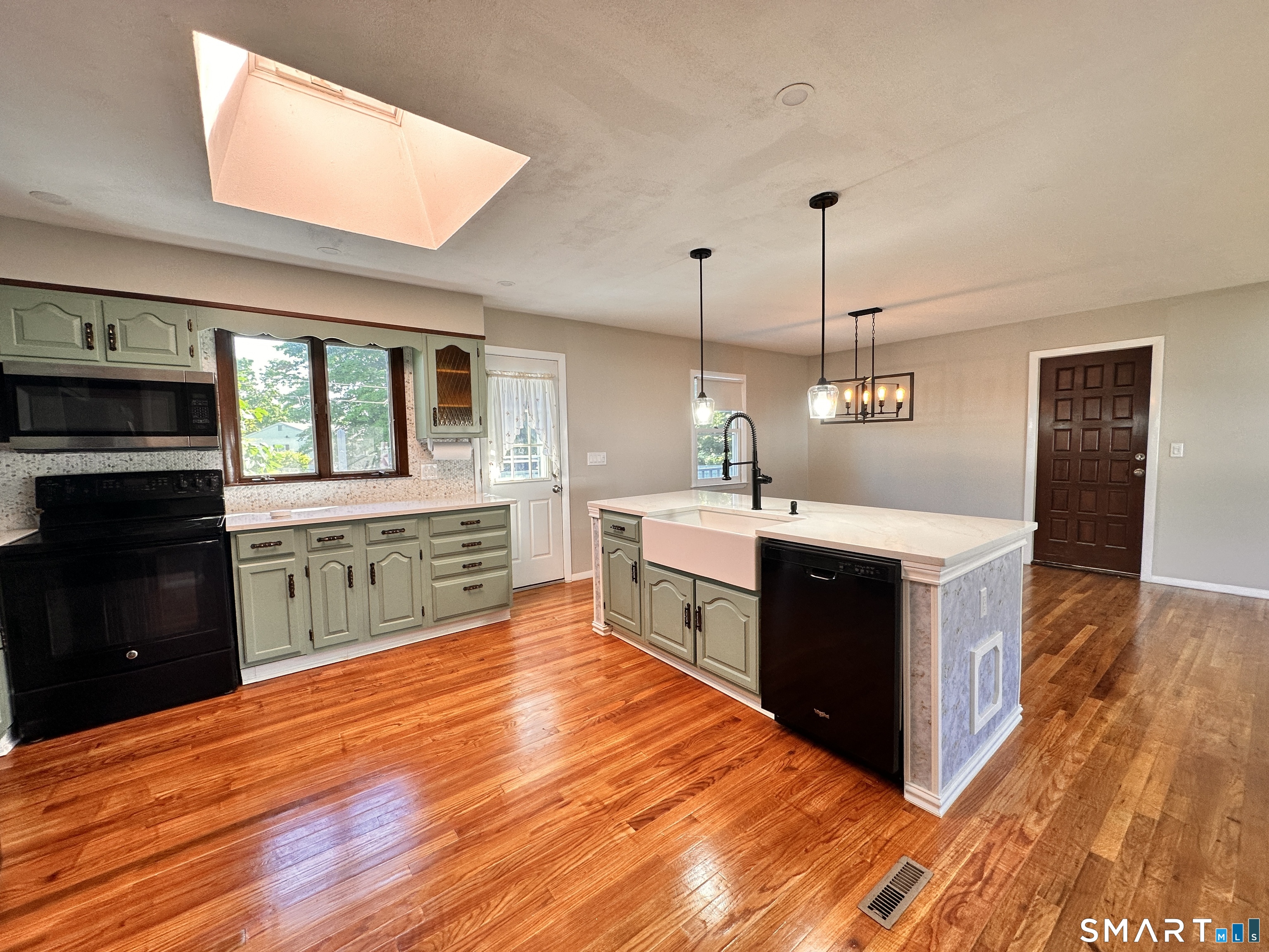 23 Robin Road West Haven, CT 06516 - Photo 7 of 27