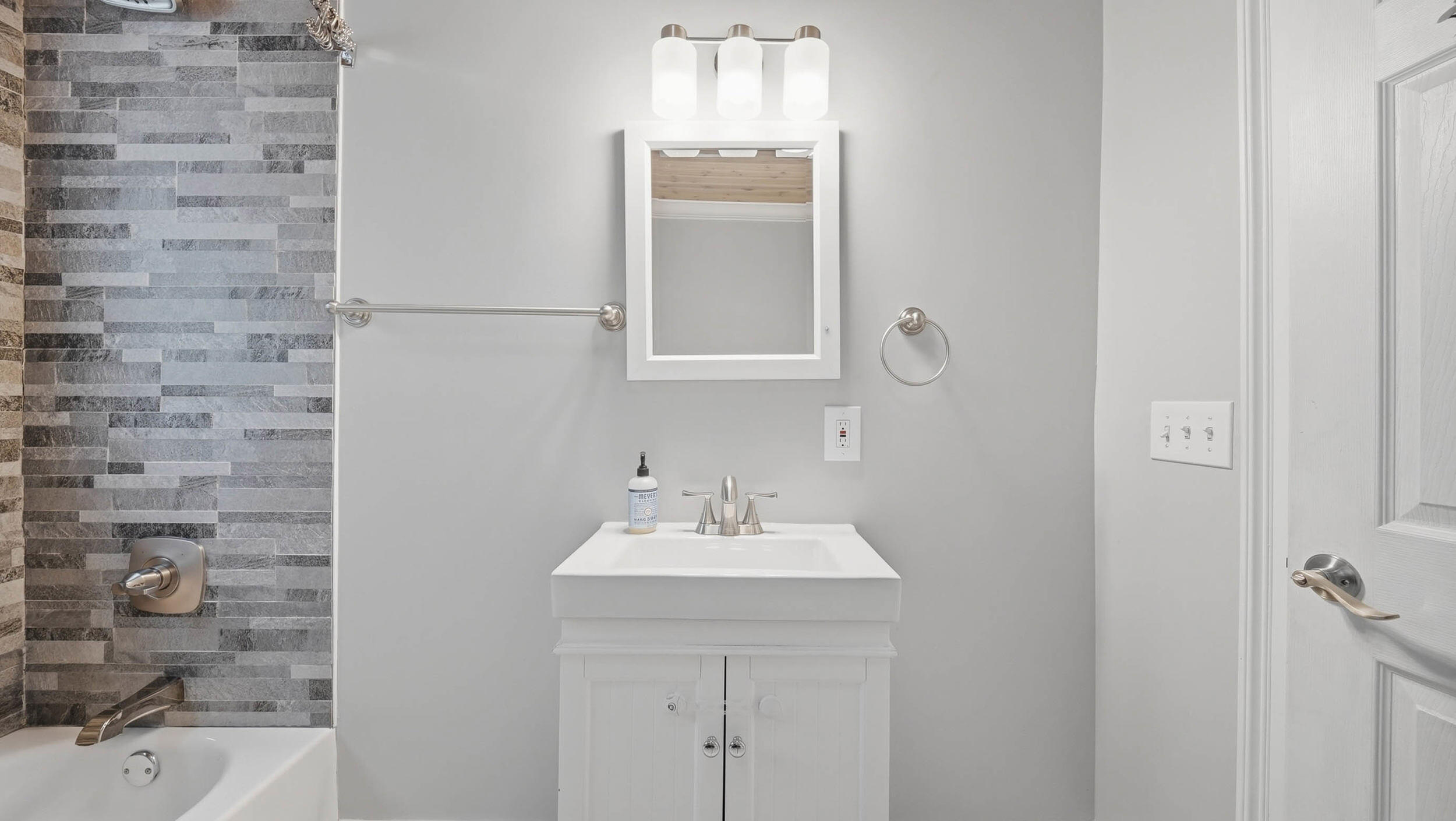 903 South Crest Road Chattanooga, TN 37404 - Photo 17 of 54 Guest Bath