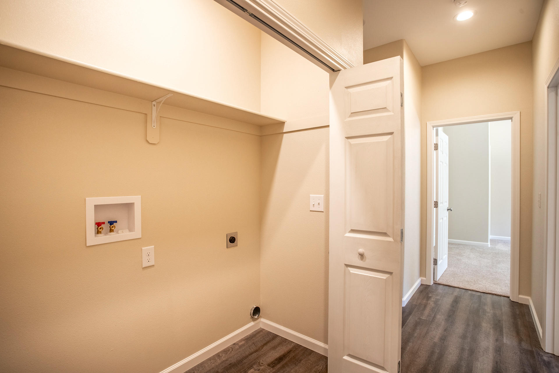21567 Dersch Road Anderson, CA 96007 - Photo 16 of 18 70 Laundry Hallway