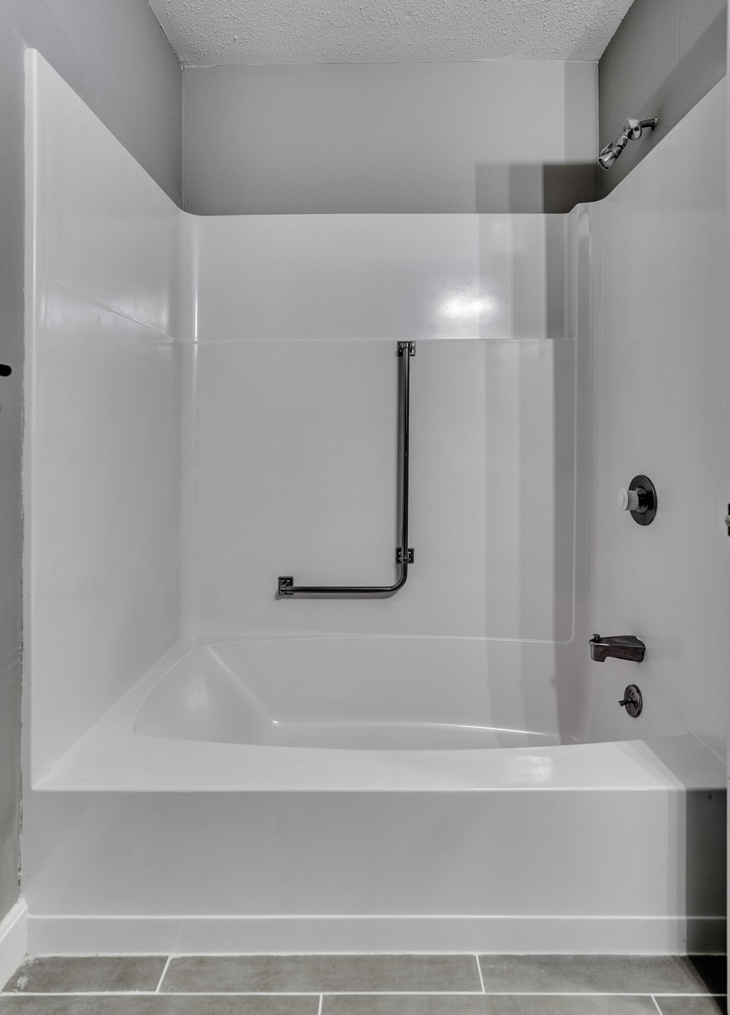 32 Sandy Reach Teaticket, MA 02536 - Photo 18 of 25 a bathroom with a bathtub