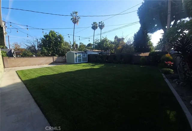 a view of a house with backyard