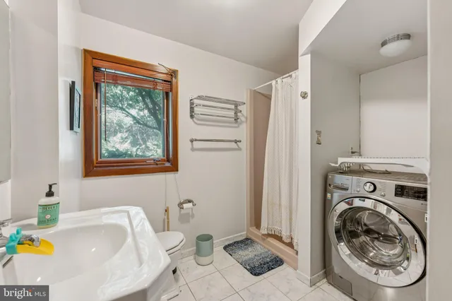 a view of a bedroom with washer and dryer