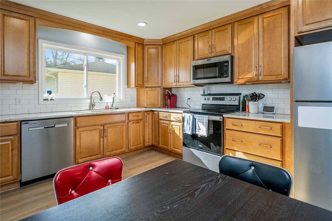 23 Meadowcroft Road Irondequoit, NY 14609 - Photo 7 of 35