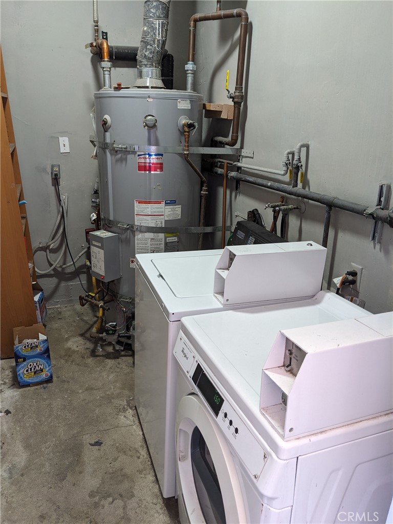 1019 6th Street, Unit 2 Santa Monica, CA 90403 - Photo 11 of 15 a utility room with dryer and washer