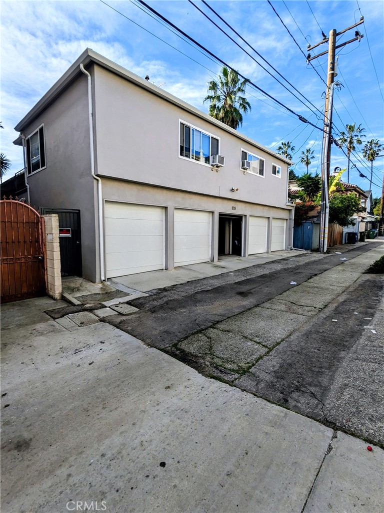 1019 6th Street, Unit 2 Santa Monica, CA 90403 - Photo 14 of 15 a front view of a house