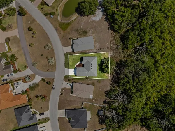 a view of a house with backyard