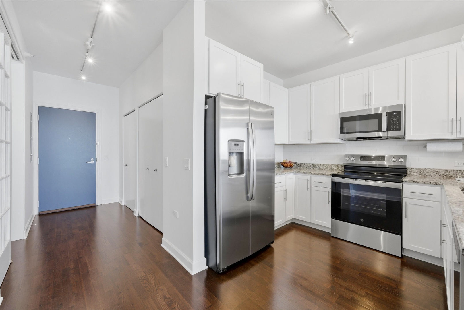1629 South Prairie Avenue, Unit 2709 Chicago, IL 60616 - Photo 17 of 37 a kitchen with granite countertop a refrigerator and a stove top oven
