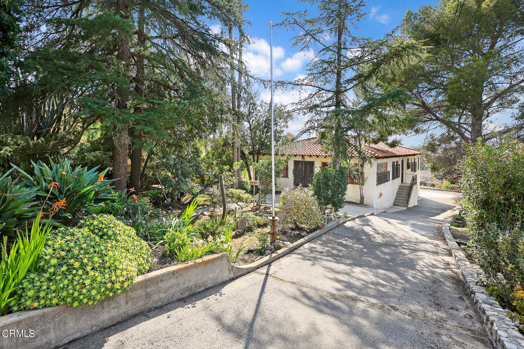 10425 Pinyon Avenue Tujunga, CA 91042 - Photo 4 of 6 a view of a house with sitting area and garden