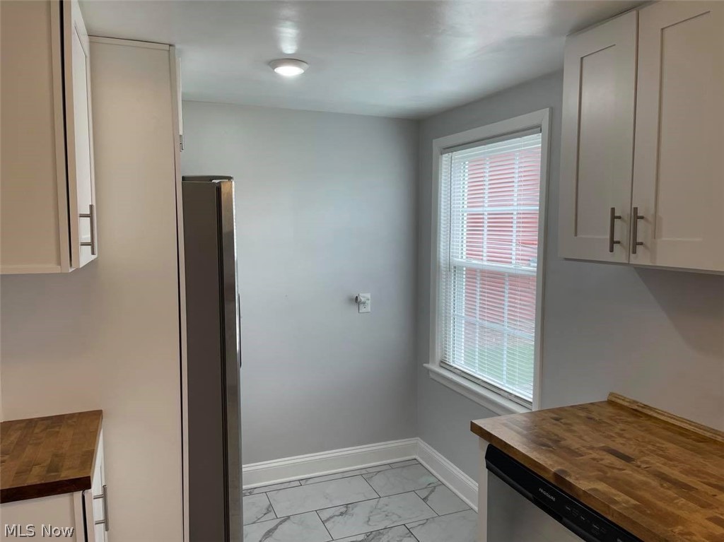 3652 Strathavon Road Cleveland, OH 44120 - Photo 5 of 21